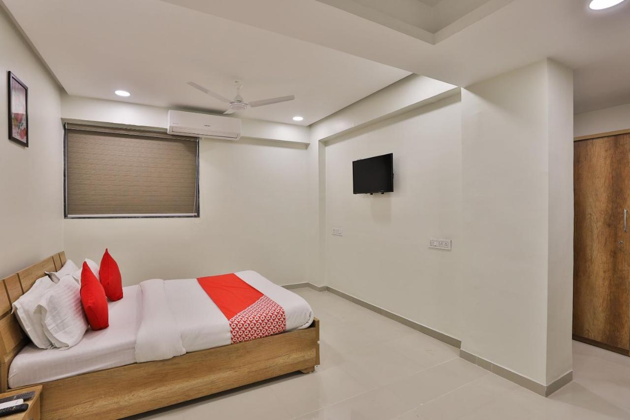 Collection O 12462 Hotel Shiv Inn Гандинагар Екстериор снимка