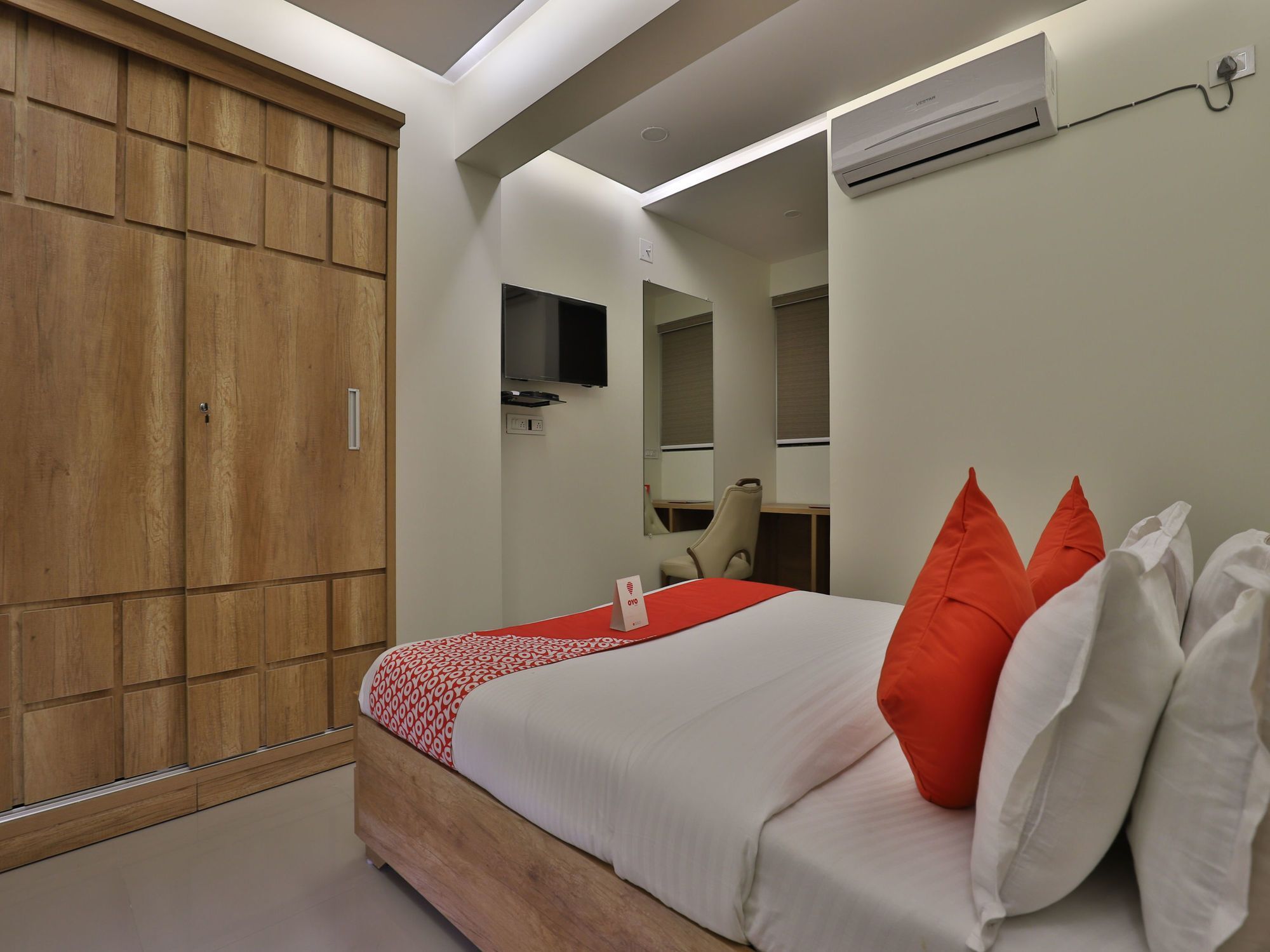 Collection O 12462 Hotel Shiv Inn Гандинагар Екстериор снимка